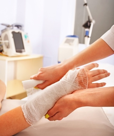 caring for wounds with manuka honey bandages